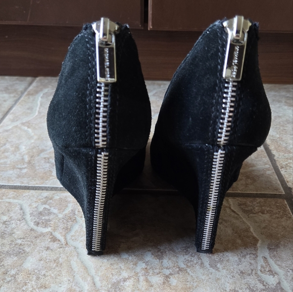 🔥🔥🔥SALE🔥🔥🔥Michael Kors Silver Zippers Black Suede Wedges - Picture 2 of 5